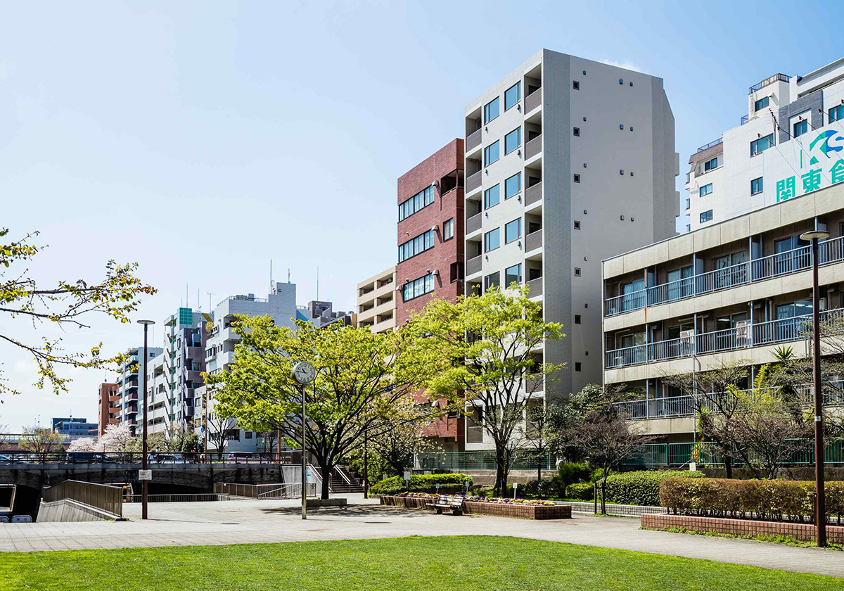 「大横川親水公園」から物件方向を望む